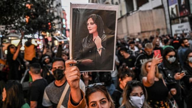 kasus_mahsa_amini_paksa_iran_bubarkan_polisi_moral