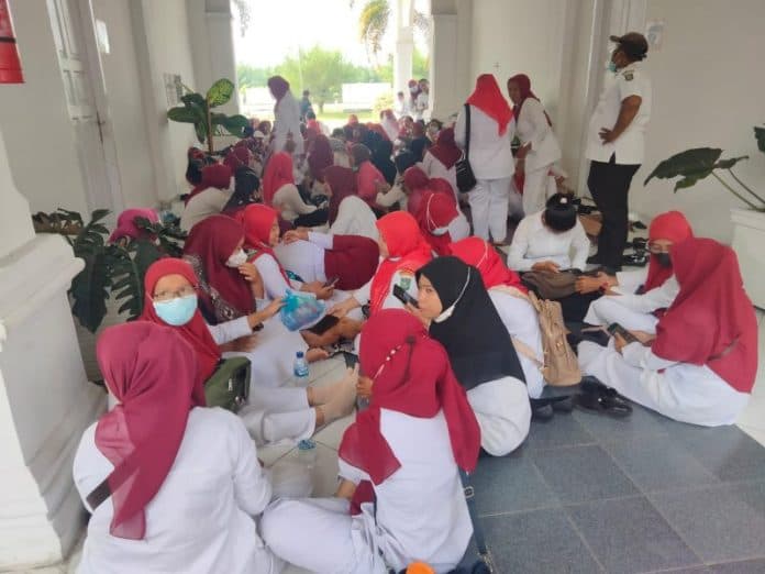 kawal_pengesahan_insentif_nakes_tks_di_asahan_nginap_di_dprd_dan_tunggu_hasil_paripurna