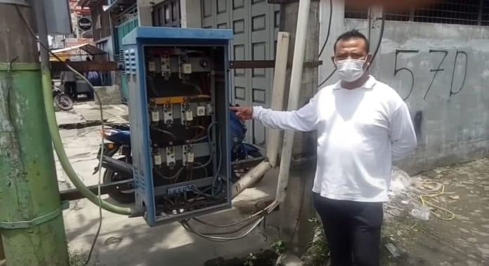 kawanan_becak_hantu_gondol_besi_penutup_panel_gardu_listrik_di_medan
