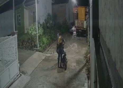 kawanan_pemuda_terekam_cctv_bawa_kabur_dua_sepeda_motor_di_siantar