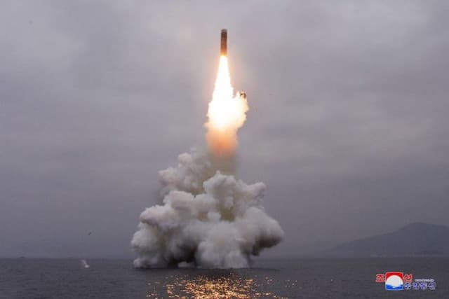 kcna_sebut_kim_jong_un_inspeksi_uji_tembak_sistem_roket