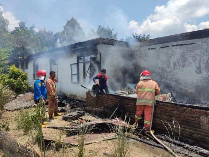 kebakaran_di_depan_kantor_pln_tanah_jawa_diduga_akibat_korsleting