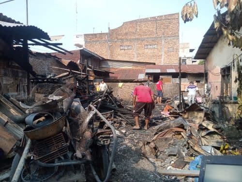 kebakaran_di_helvetia_hanguskan_5_rumah_1_rata_dengan_tanah