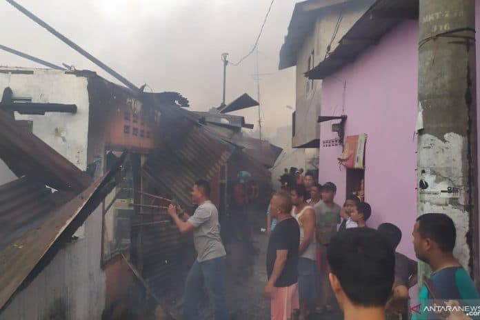 kebakaran_di_jalan_sentosa_lama_medan_lahap_puluhan_rumah