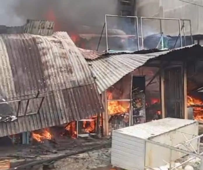 kebakaran_di_parapat_warga_sempat_mendengar_ledakan_gas