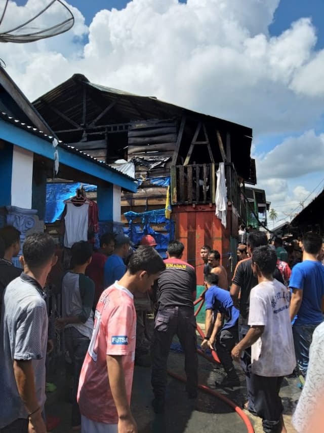 kebakaran_di_ss_dengki_dinding_rumah_semi_permanen_terbakar
