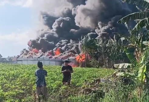 kebakaran_gudang_bbm_ilegal_di_lampung_selatan_warga_sempat_dengar_ledakan