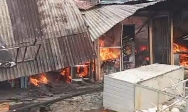 kebakaran_hanguskan_7_bangunan_di_parapat_lima_warga_terdampak