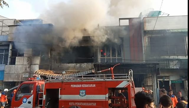 kebakaran_hebat_hanguskan_4_unit_ruko_di_siantar_ini_kata_saksi_mata