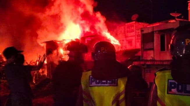 kebakaran_hebat_melanda_medan_41_rumah_di_jalan_wahidin_terbakar