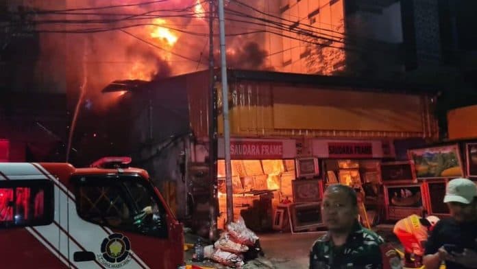 kebakaran_toko_di_mampang_prapatan_7_orang_tewas_di_lantai_dua