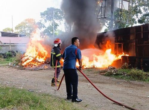 kebakaran_tumpukan_ban_bekas_di_depan_ruko_jalan_di_panjaitan_buat_heboh