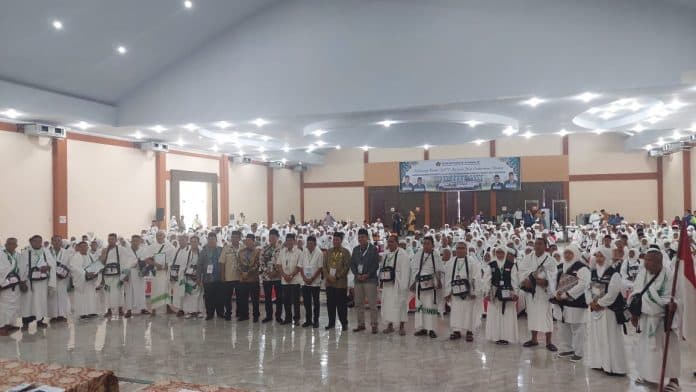 keberangkatan_gelombang_kedua_calhaj_sudah_pakai_baju_ihram_sejak_di_embarkasi
