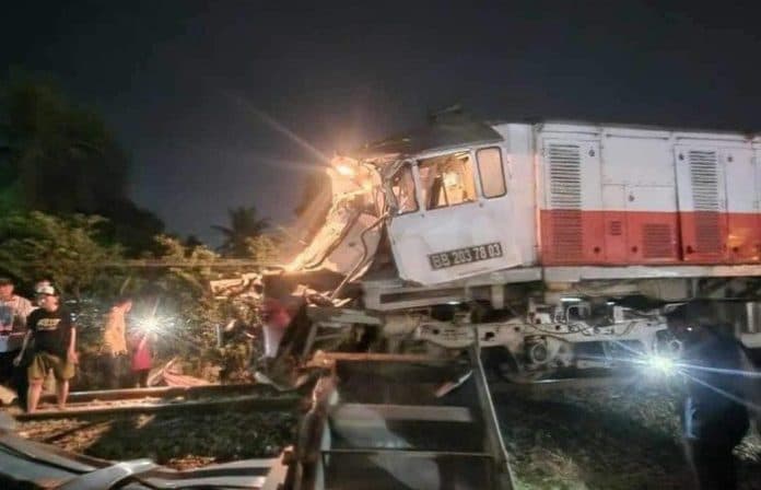 kecelakaan_akibat_truk_terobos_perlintasan_rel_pt_kai_sumut_tuntut_ganti_rugi