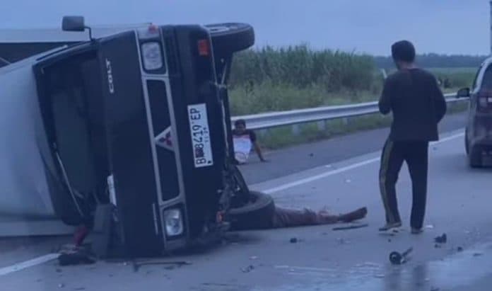 kecelakaan_di_tol_helvetia_seorang_sopir_tewas_tertimpa_mobil_box