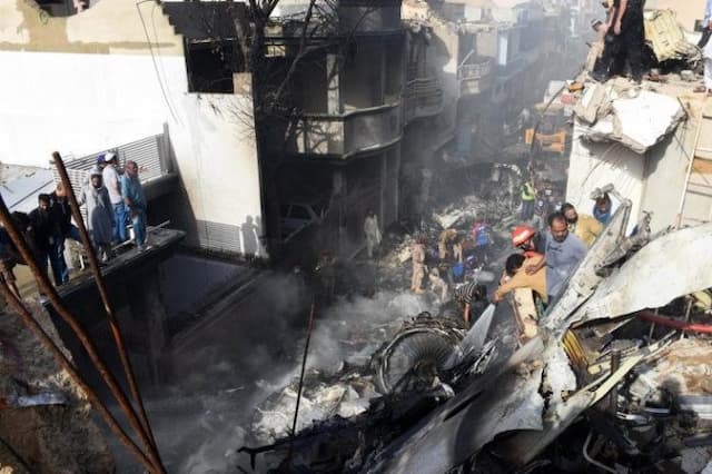 kecelakaan_pesawat_di_pakistanpada_akhirnya_mereka_bersama