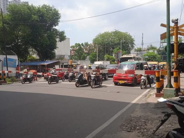 kecelakaan_sering_di_perlintasan_pt_kai_ingatkan_pengguna_jalan_lebih_hati_hati