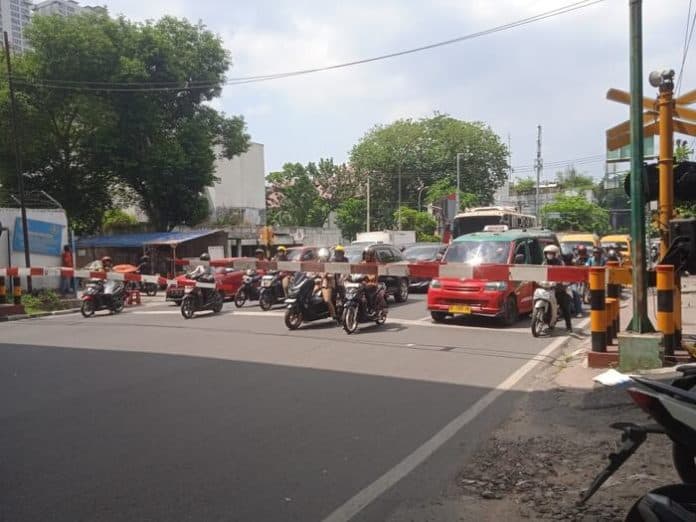 kecelakaan_sering_di_perlintasan_pt_kai_ingatkan_pengguna_jalan_lebih_hati_hati