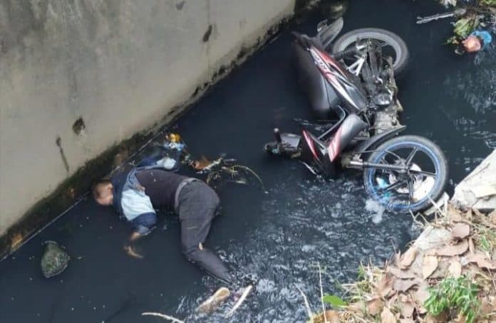 kecemplung_di_parit_pengendara_sepeda_motor_tewas
