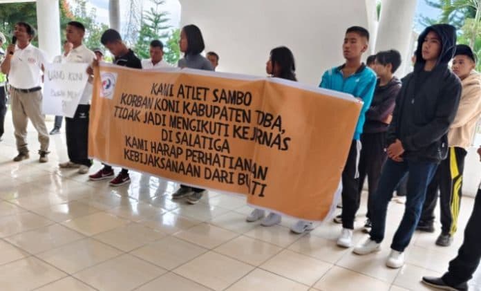 kecewa_batal_ikuti_kejurnas_puluhan_atlet_sambo_demo_kantor_dprd_dan_bupati_toba