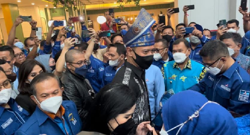 kedatangan_ahy_disambut_antusias_ratusan_massa_di_bandara_kualanamu