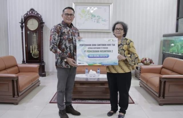 keharuan_menyelimuti_pensiunan_dan_ahli_waris_terima_sht_ptpn_2
