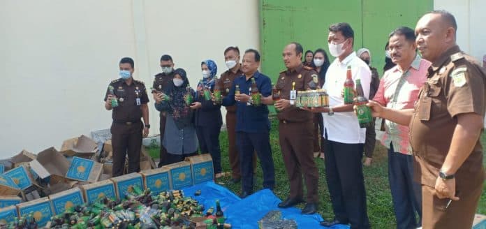 kejari_asahan_musnahkan_18913_botol_jamu_ilegal_mengandung_bahan_kimia_obat