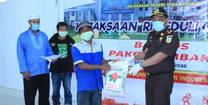 kejari_balige_kembali_berbagai_kasih_400_paket_sembako_dibagikan_kepada_warga