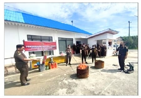 kejari_batu_bara_musnahkan_barang_bukti_narkotika_dan_kejahatan_lainnya
