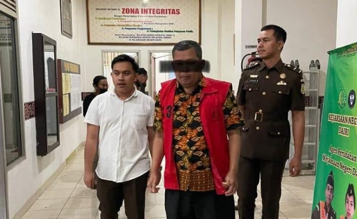 kejari_dairi_tahan_oknum_ppk_pengadaan_bibit_kopi_tahun_2021