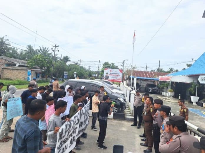 kejari_dan_dprd_batu_bara_didatangi_2_kelompok_massa_unjukrasa_ini_tuntutannya