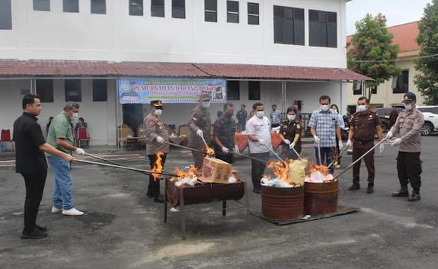 kejari_karo_bersama_petinggi_hukum_di_tanah_karo_musnahkan_barang_bukti