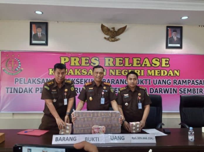 kejari_medan_eksekusi_barang_bukti_uang_rp13_miliar_dari_darwin_sembiring