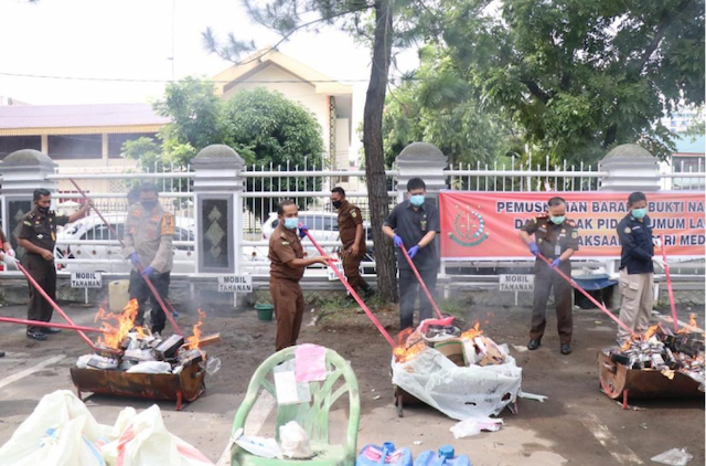 kejari_medan_musnahkan_barang_bukti_senilai_rp2_miliar