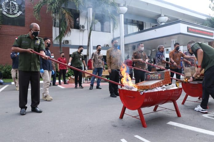 kejari_medan_musnahkan_barbut_1183_perkara_tindak_pidana_senilai_rp33_m