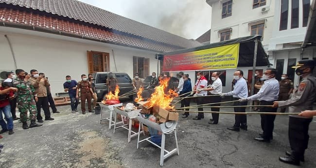 kejari_siantar_musnahkan_barbut_narkoba_diblender_dan_dibakar