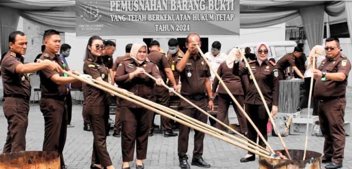 kejari_tanjung_balai_musnahkan_bukti_narkoba_dan_barang_elektronik