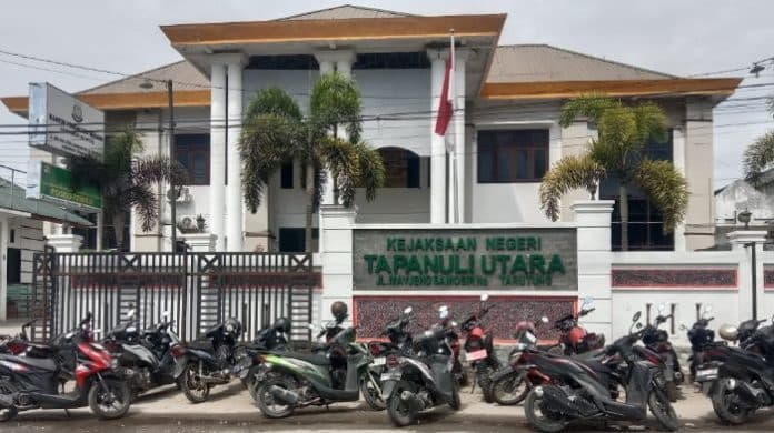 kejari_taput_akan_tuntaskan_kasus_dugaan_indikasi_korupsi_lampu_jalan_dinas_perkim