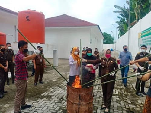 kejari_tebing_tinggi_bakar_barbut_berbagai_jenis_narkotika