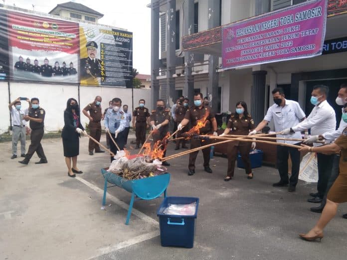 kejari_toba_samosir_musnahkan_barang_bukti_tindak_pidana_narkotika_yang_sudah_inkracht