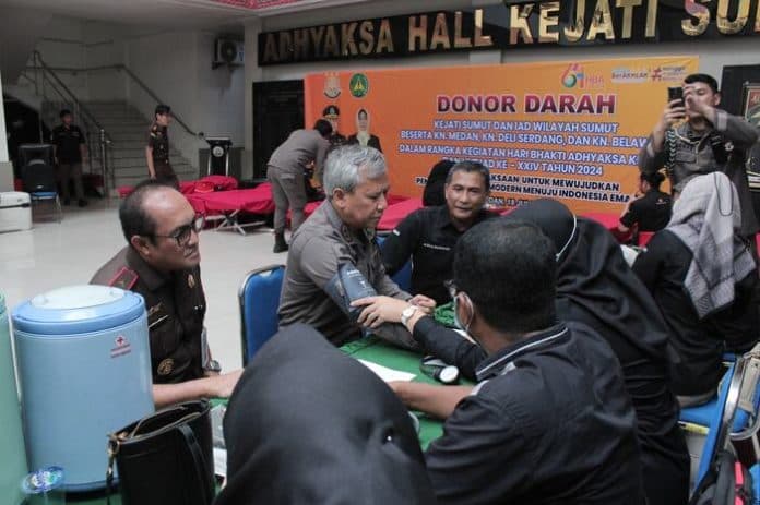 kejati_dan_kejari_se_sumut_donor_darah_semarakkan_hba_dan_hut_iad