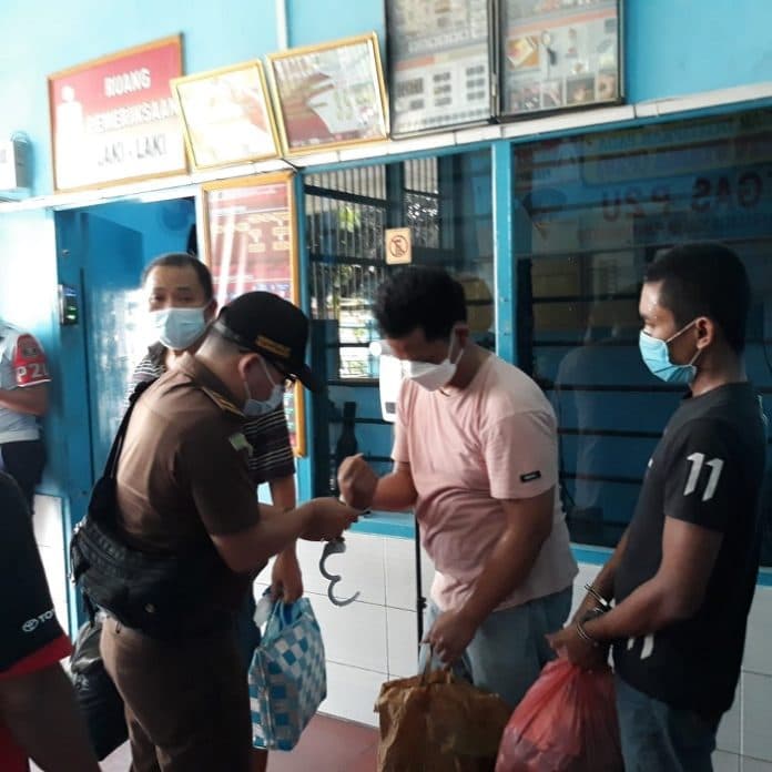 kejatisu_limpahkan_dua_tersangka_dan_barang_bukti_kasus_pembunuhan_wartawan_ke_kejari_simalungun