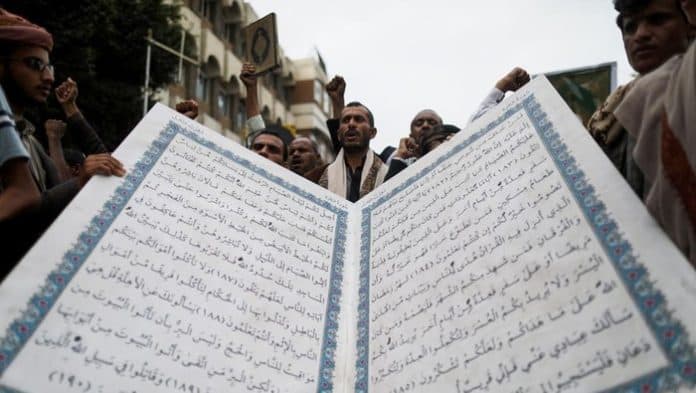 kelompok_pegida_belanda_robek_al_quran_di_depan_kbri