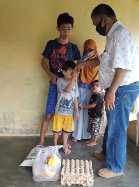 keluarga_almarhum_pdp_di_galang_terima_bantuan_sembako