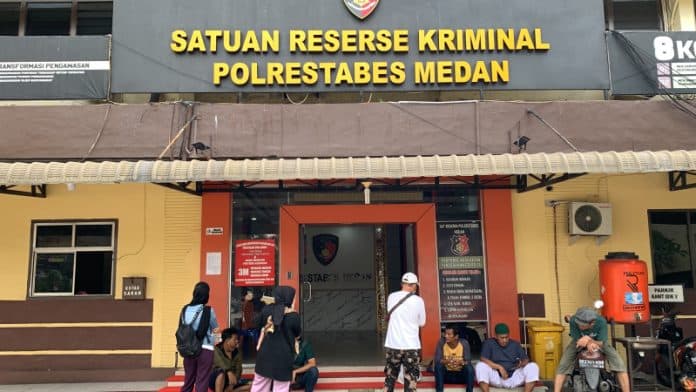 keluarga_korban_antarkan_terduga_pelaku_rudapaksa_terhadap_anak_tiri_ke_polrestabes_medan