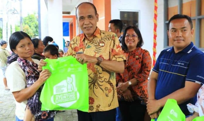 keluarga_rawan_stunting_terima_bantuan_pangan_dari_wakil_bupati_samosir