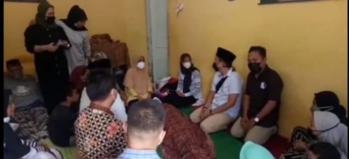 keluarga_reza_bocah_yang_meninggal_digigit_anjing_di_medan_minta_kepastian_hukum