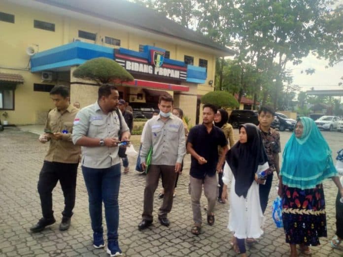 keluarga_terduga_bandar_narkoba_datangi_propam_polda_sumut