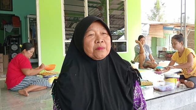 keluhan_pedagang_kue_kering_jelang_lebaran_bersaing_dengan_pabrik_di_tengah_kenaikan_harga_bahan_pokok