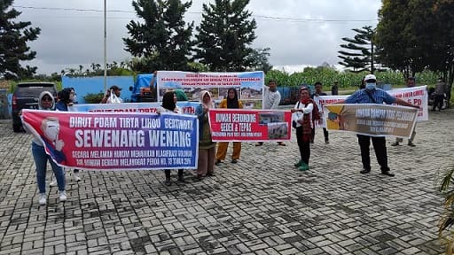 keluhkan_tarif_air_warga_karang_sari_geruduk_kantor_pdam_tirta_lihou